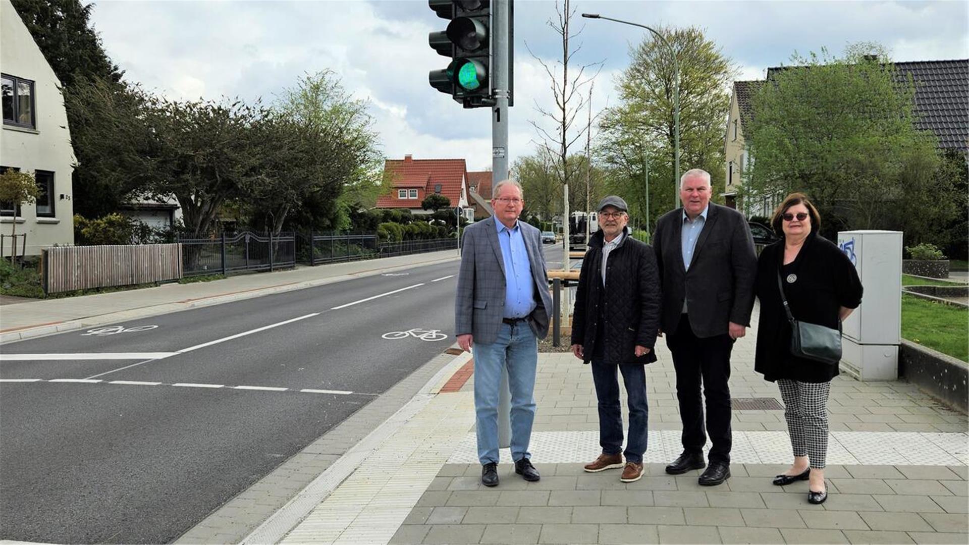 Zeigten sich zufrieden mit der Umgestaltung des Mecklenburger Wegs (von links): Thorsten Raschen, Bernd Schomaker, Bernd Freemann und Martina Kirschstein-Klingner.