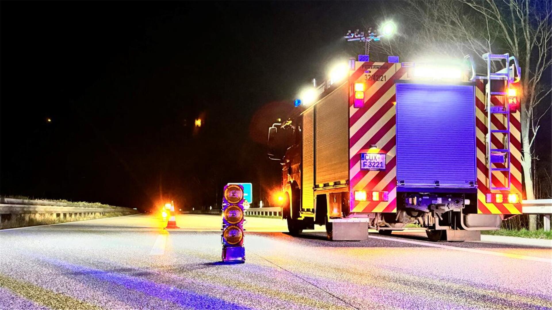 Zu einer Einsatzübung ist die Ortswehr Uthlede Dienstagabend auf dem derzeit gesperrten Teilabschnitt der Autobahn 27 zwischen den Anschlussstellen Uthlede und Hagen unterwegs gewesen..