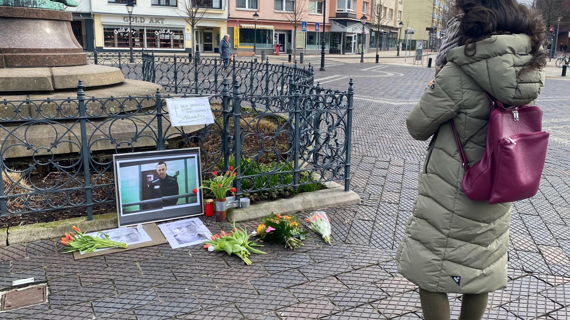 Zu einer stillen Anlaufstelle in Bremerhavens Stadtmitte am Theodor-Heuss-Platz ist dieses privat initiierte Arrangement zum Gedenken an den ermordeten russischen Widerstandskämpfer Alexej Nawalny geworden.