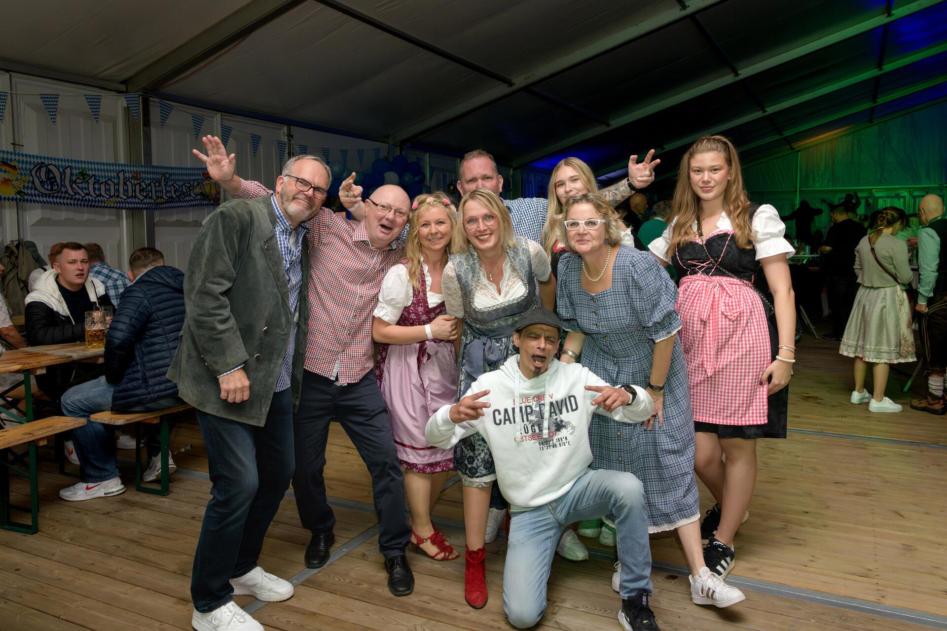 Zünftige Trachten und gute Stimmung beim Oktoberfest. Foto: Masorat - f