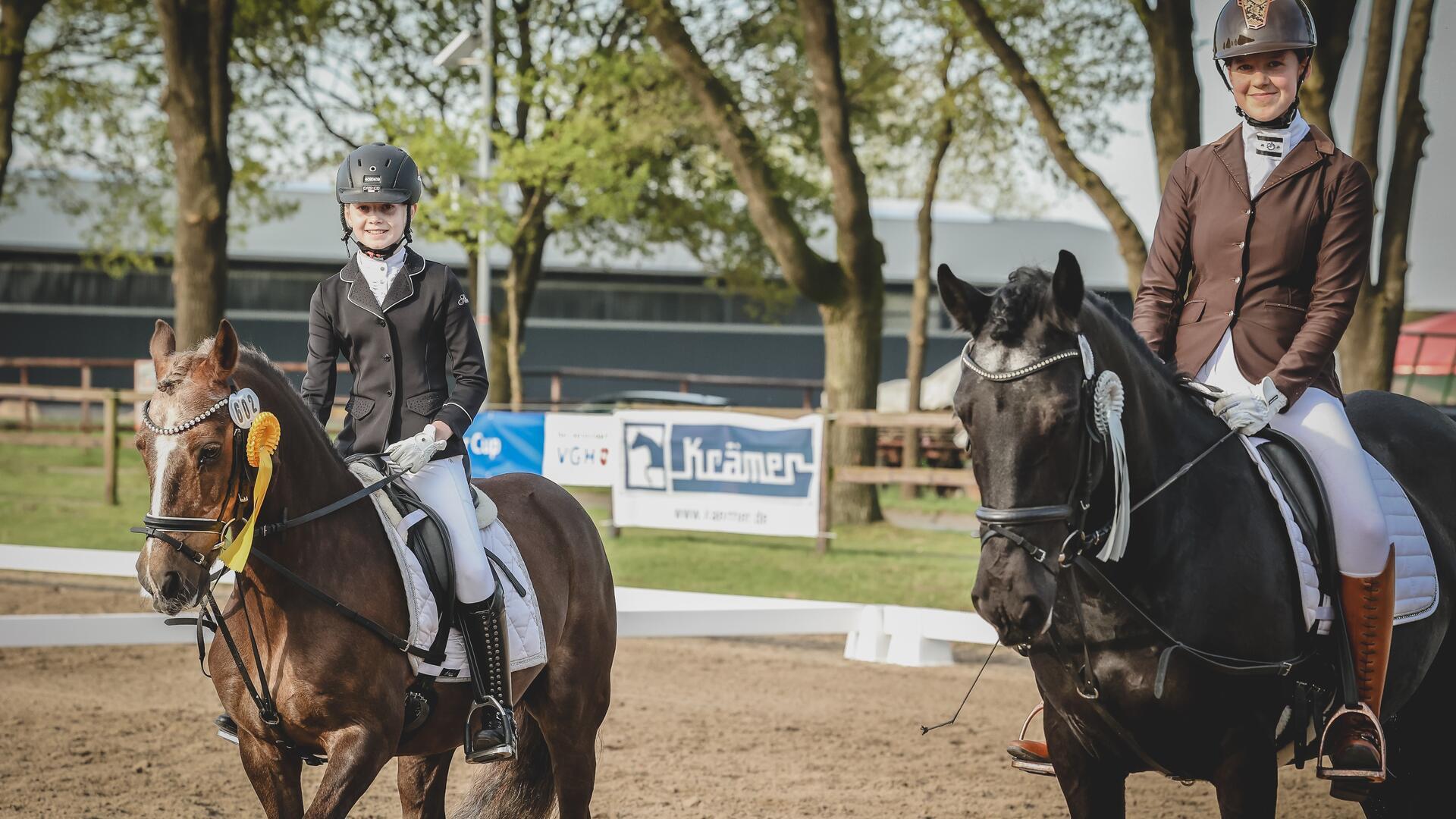 Stella Marie Henke (links) mit Felix und Jordis-Emilia Bohatsch mit Samira