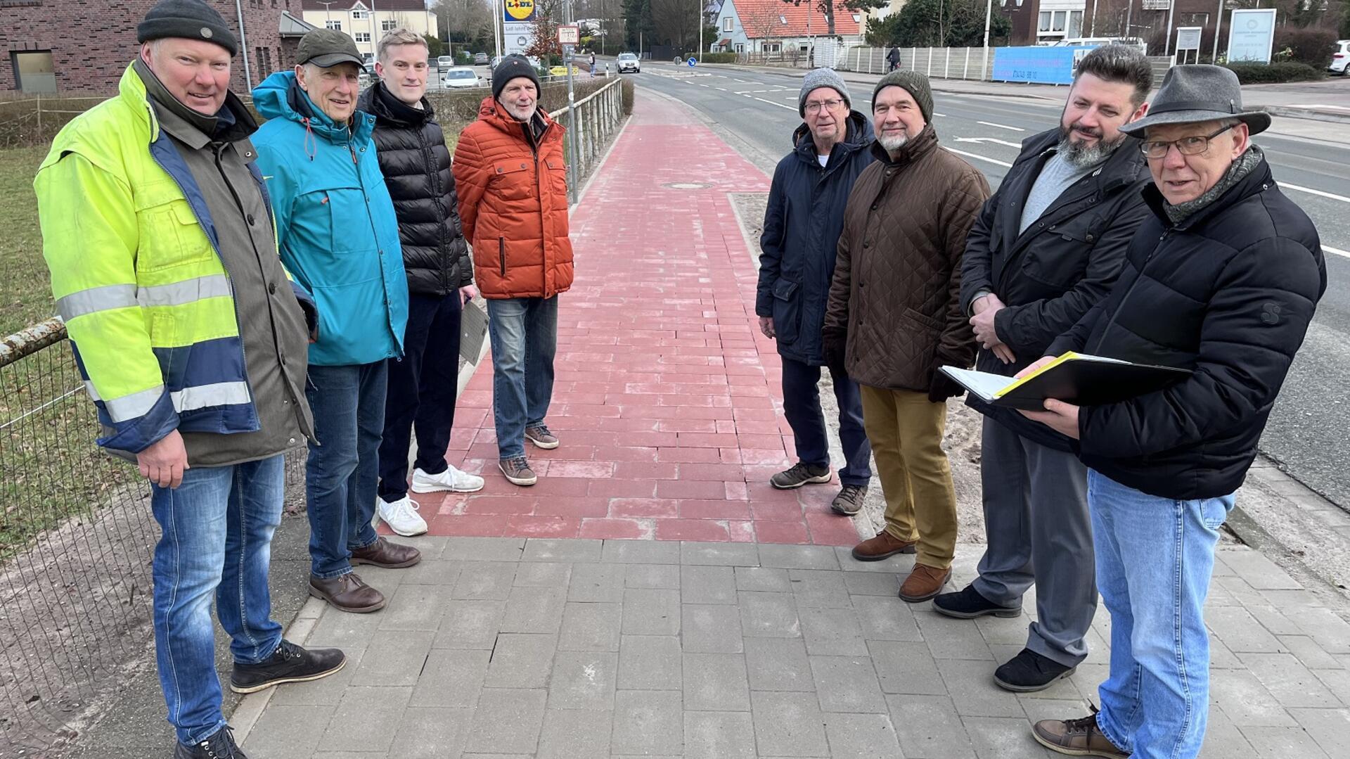 Zufriedene Gesichter bei der Bauabnahme (von links): Volker Detje (Teamleiter Tiefbau, Stadt Geestland), Steffen Tobias (Ratsvorsitzender), Laurin Erdmann (Stadt Geestland), Rüdiger Bordel (Ortsrat Langen), Klaus Schmidt, Torsten Behling, Andreas Zitzer (alle Baufirma Machulez) und Ludwig Augenthaler (Projektleiter, Stadt Geestland).