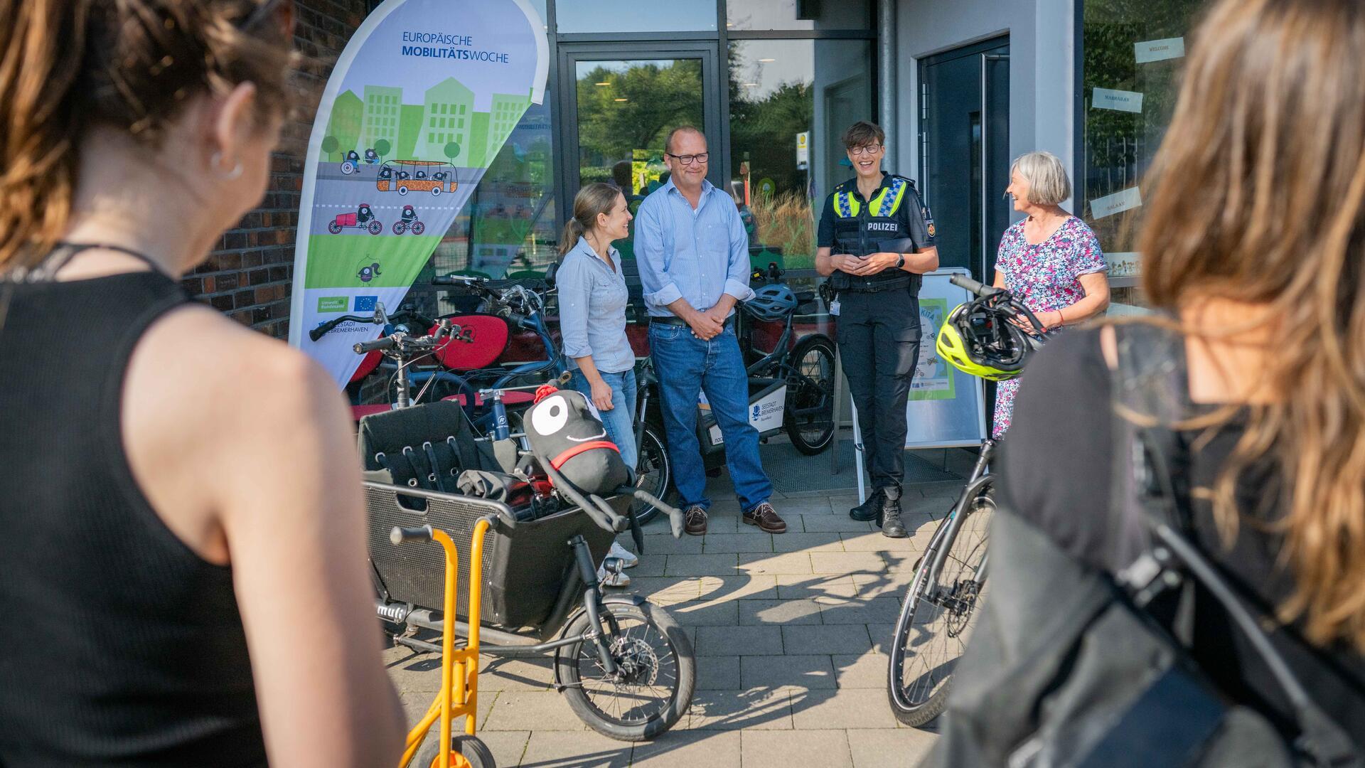 Zum Auftakt der Europäischen Mobilitätswoche in Bremerhaven gab es eine „rollende Pressekonferenz“. Die Mobilitätsbeauftragte Johanna Lichtenberg, Robert Reichstein vom Amt für Jugend, Familie und Frauen, Nadine Laue von der Ortspolizeibehörde und Miriam Smith von der Kita Voßstraße (von links) beantworteten Fragen.