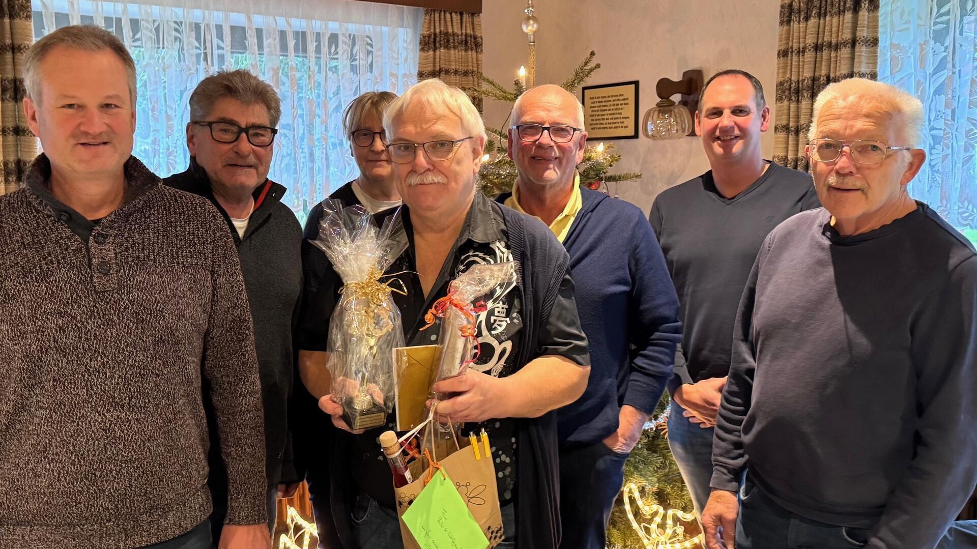 Zum Dank gab es Geschenke: Ortsbrandmeister Torsten Grotkop (v.l.), Ortsvorsteher Hardy Köhler, Birgit Knoop (Landfrauenverein) Gastwirt Wolfgang Mensing, Peter Aschen (Turnverein), Eicke Harno (Wassersportverein) und Günter Heine (Heimatverein).