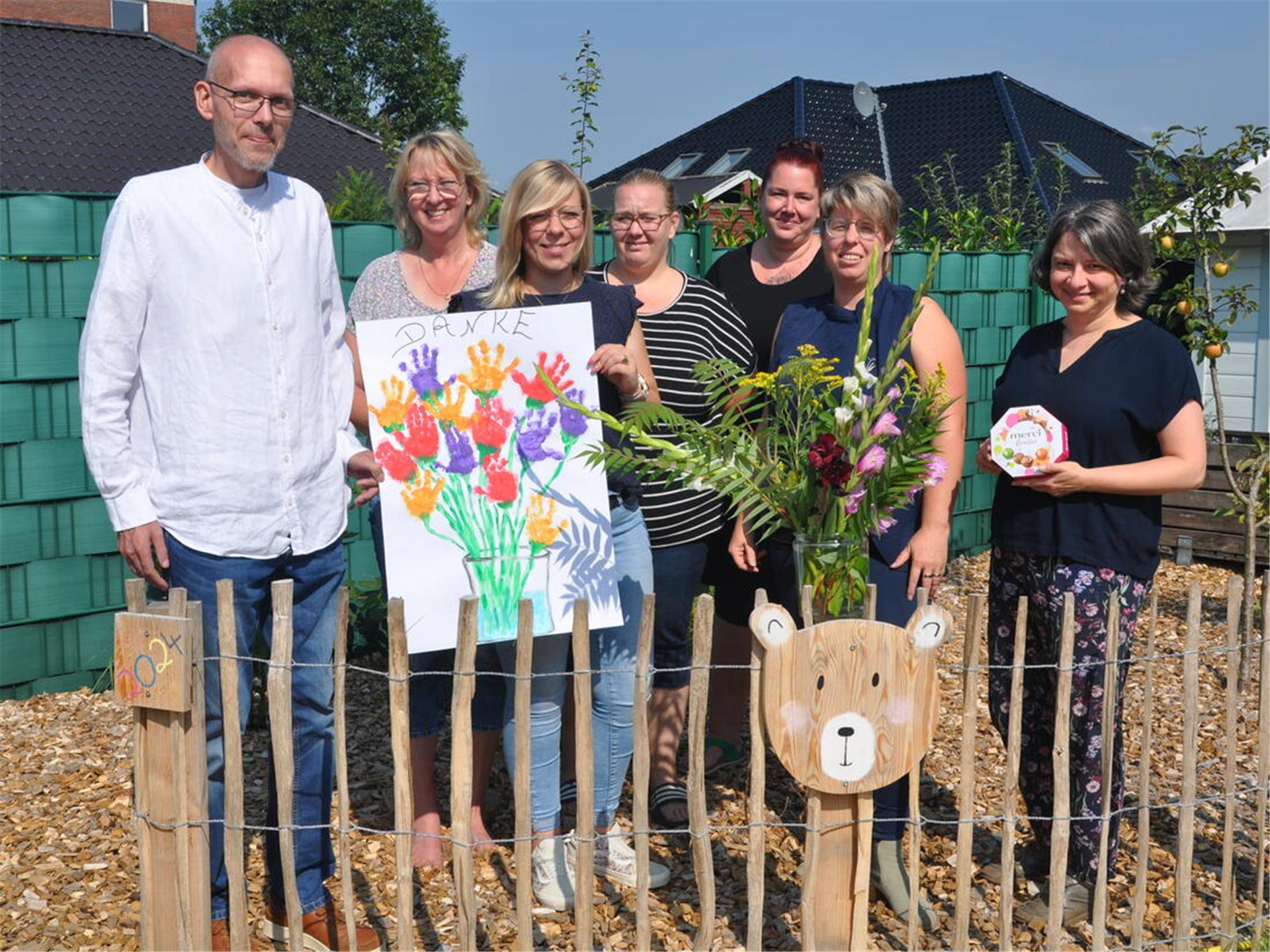 Zum Dank gibt es reale Blumen von den Erzieherinnen und gemalte von den Kindern.