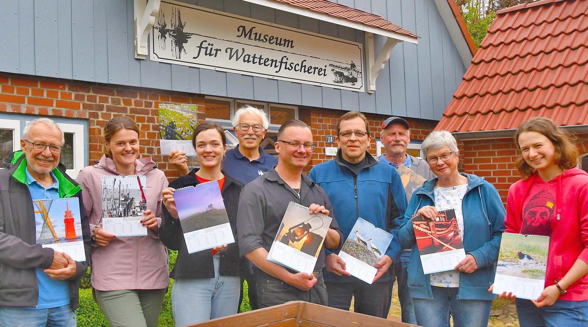 Zum Krabbentag am 11. Mai wird der neue Kalender des Wremer Heimatkreises der Öffentlichkeit zum Kauf angeboten.