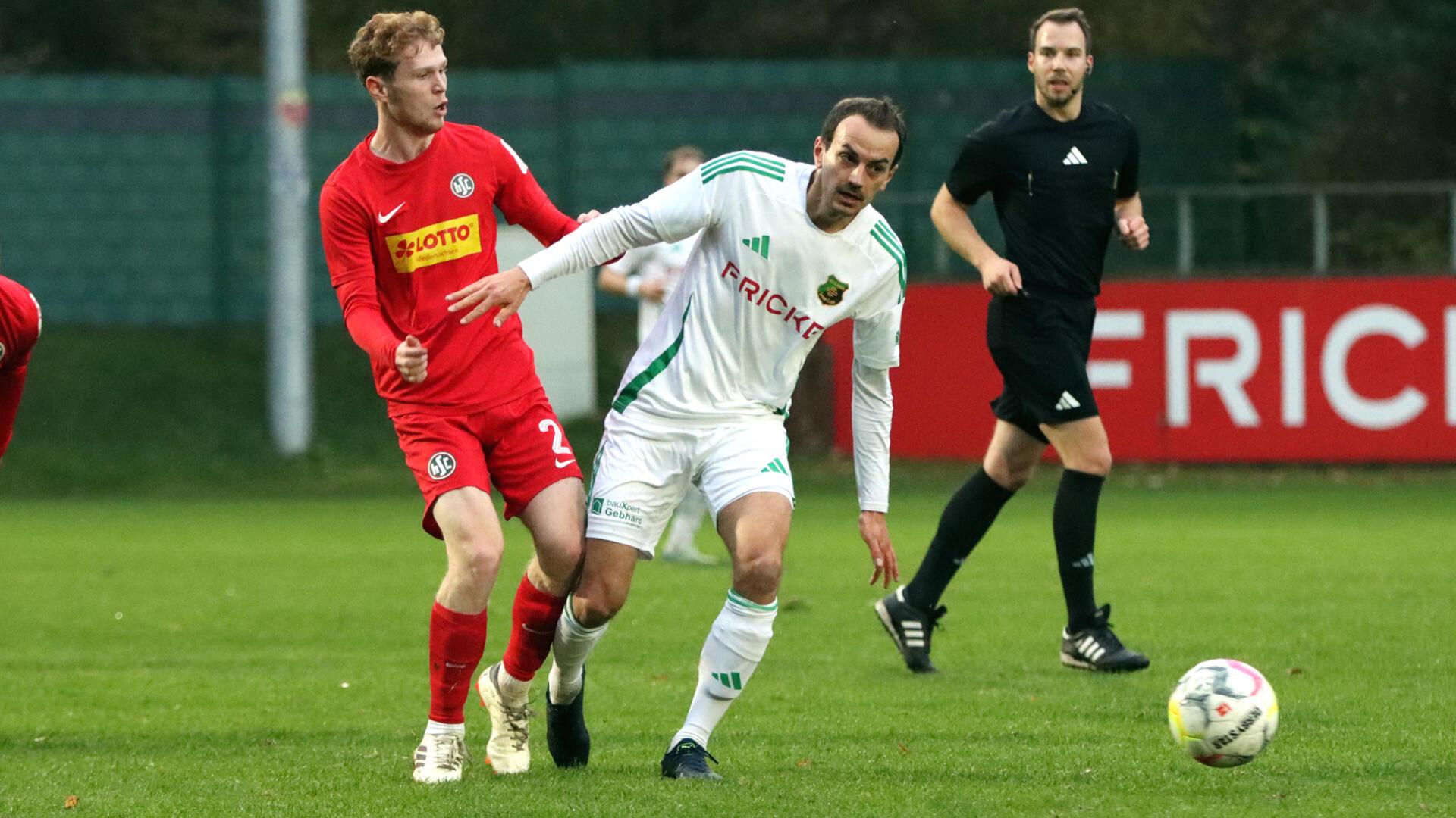 Zum Saisonende beendet Oliver Gerken (rechts) nach 15 Spielzeiten seine Karriere beim Oberligisten Heeslinger SC und möchte mit guten Kumpels beim TuS Elsdorf in der Kreisklasse kicken.