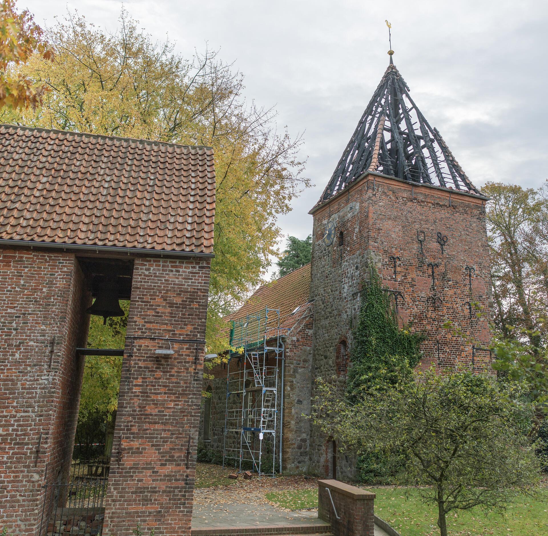 Zum Schutz des Kirchenschiffes wird nach dem Brand ein Gerüst aufgebaut, um eine Plane zu legen.