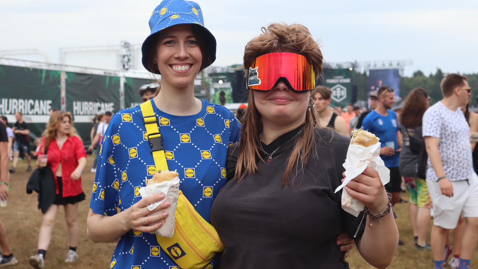 Zwei Frauen auf dem Hurricane Festival. 