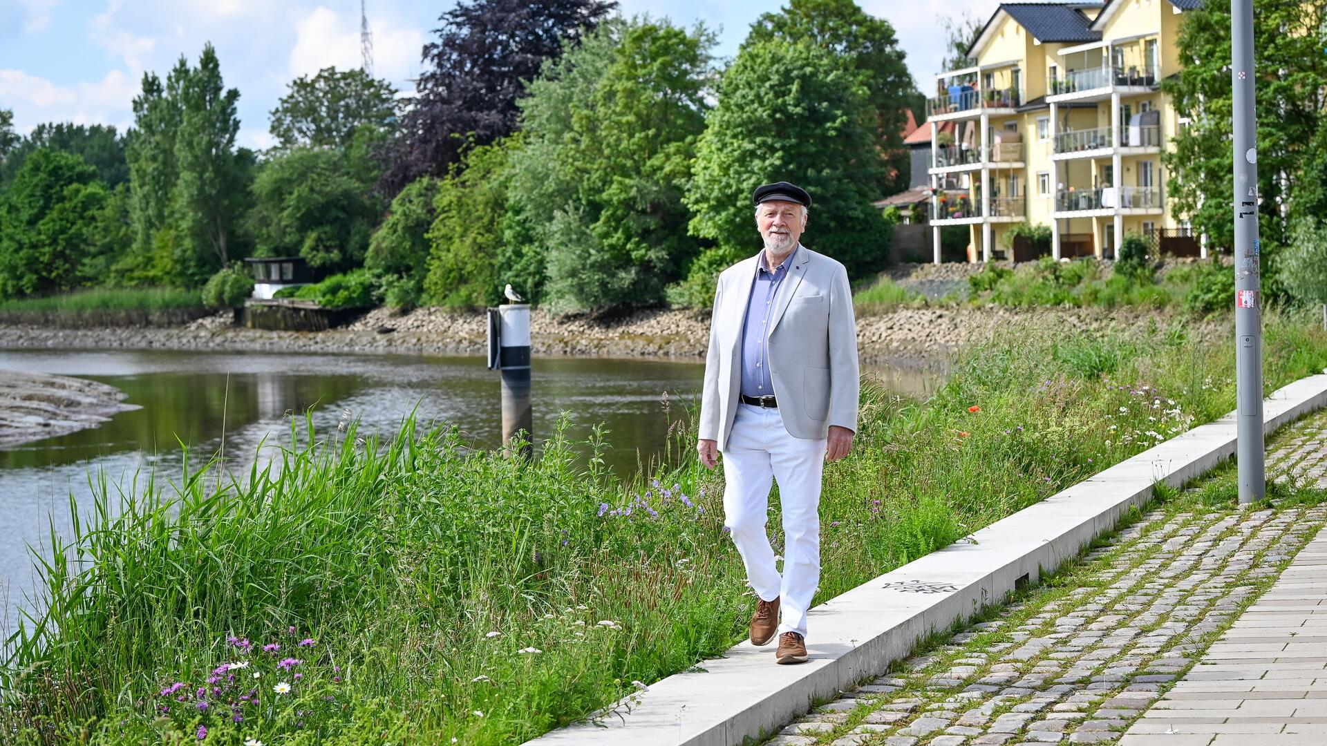 Zum Wandern entlang seiner Kindheitserinnerungen am Ufer der Geesteschleife braucht der Autor Holger Haack keinen Wander- und keinen Druiden-Stab: Nur seine Romanfigur „Alvis“ lässt er von hier aus jahrelang weiter nach Norden wandern und nach unzähligen, oft blutdürstigen Abenteuern zum „letzten Druiden“ werden.