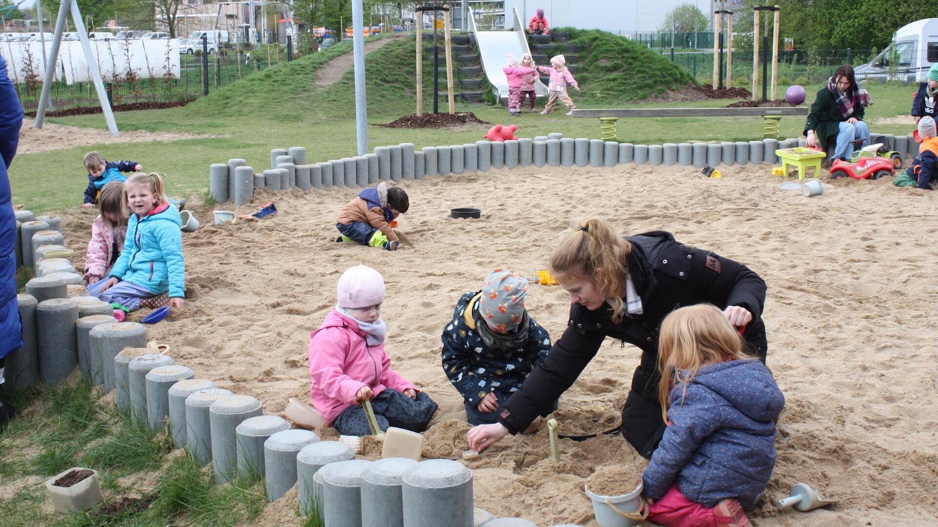 Kinder spielen in einem Sandkasten