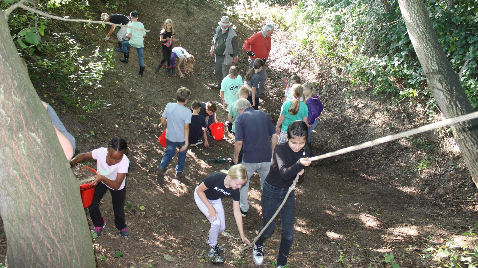 Die Kinder der Wald AG bei der Arbeit