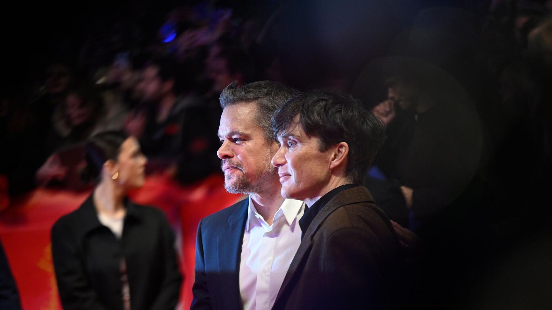 Zur Eröffnung der 74. Berlinale wurde der Film „Small Things Like These“ gezeigt. Protagonist Cillian Murphy (r) stellte das Drama mit Produzent und „Oppenheimer“-Kollege Matt Damon (l) vor. Viele Fans standen an Absperrgittern, um sich ein Autogramm zu sichern.