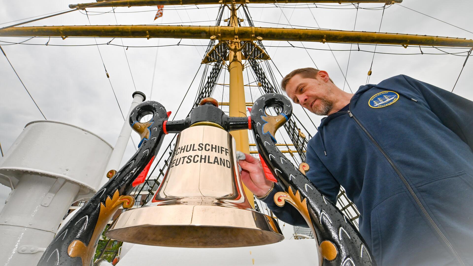 Zur Freude von Schiffsbetriebsmeister André Stöter hat die Schulschiff Deutschland nun eine neue Schiffsglocke.