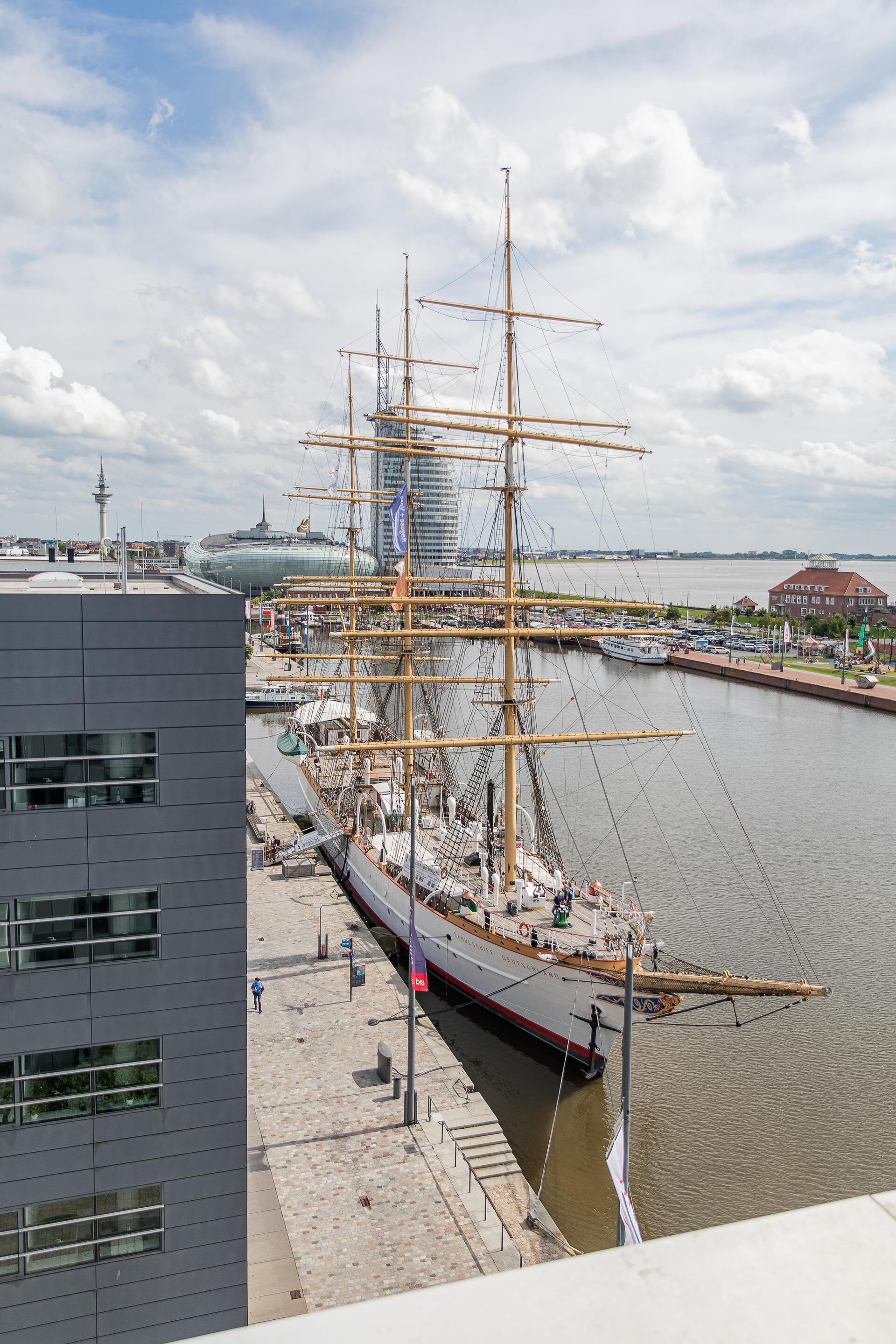 Zur „Schulschiff Deutschland“ gehört auch ein Büro – von dort hat man das Schiff gut im Blick