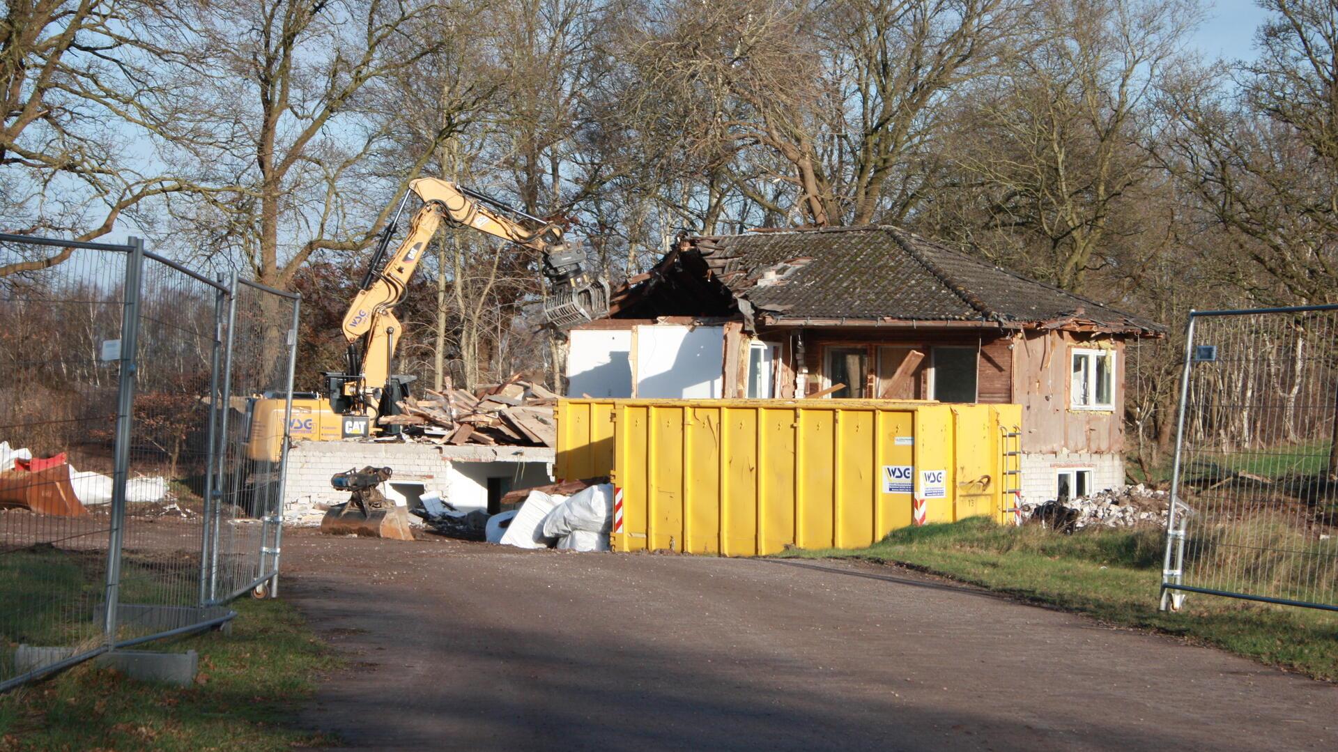 Zurzeit wird das Wohnhaus auf dem Gelände des geplanten Autohofes abgerissen.