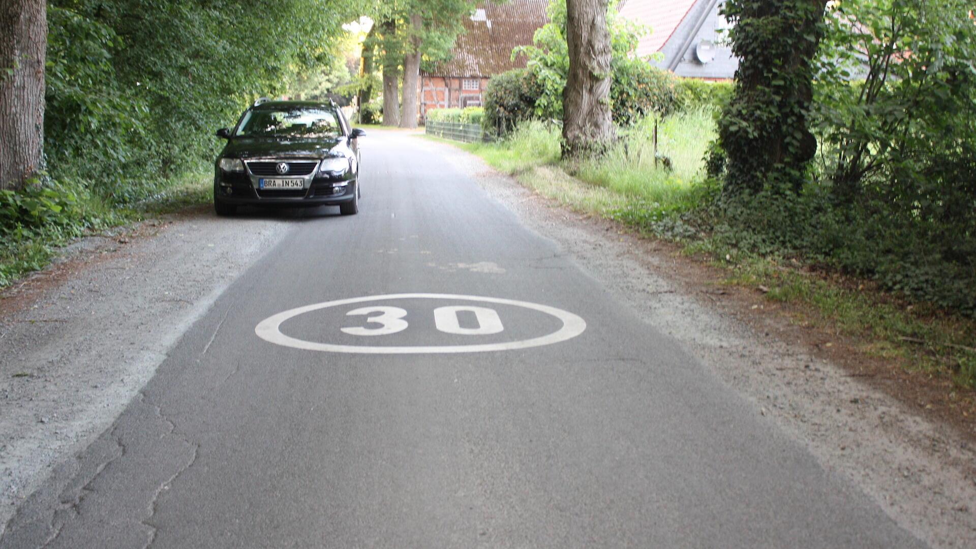 Zusätzlich zum 30-Stundenkilometer-Piktogramm soll in der „Alten Lindenstraße“ eine Schwelle den Durchgangsverkehr ausbremsen.