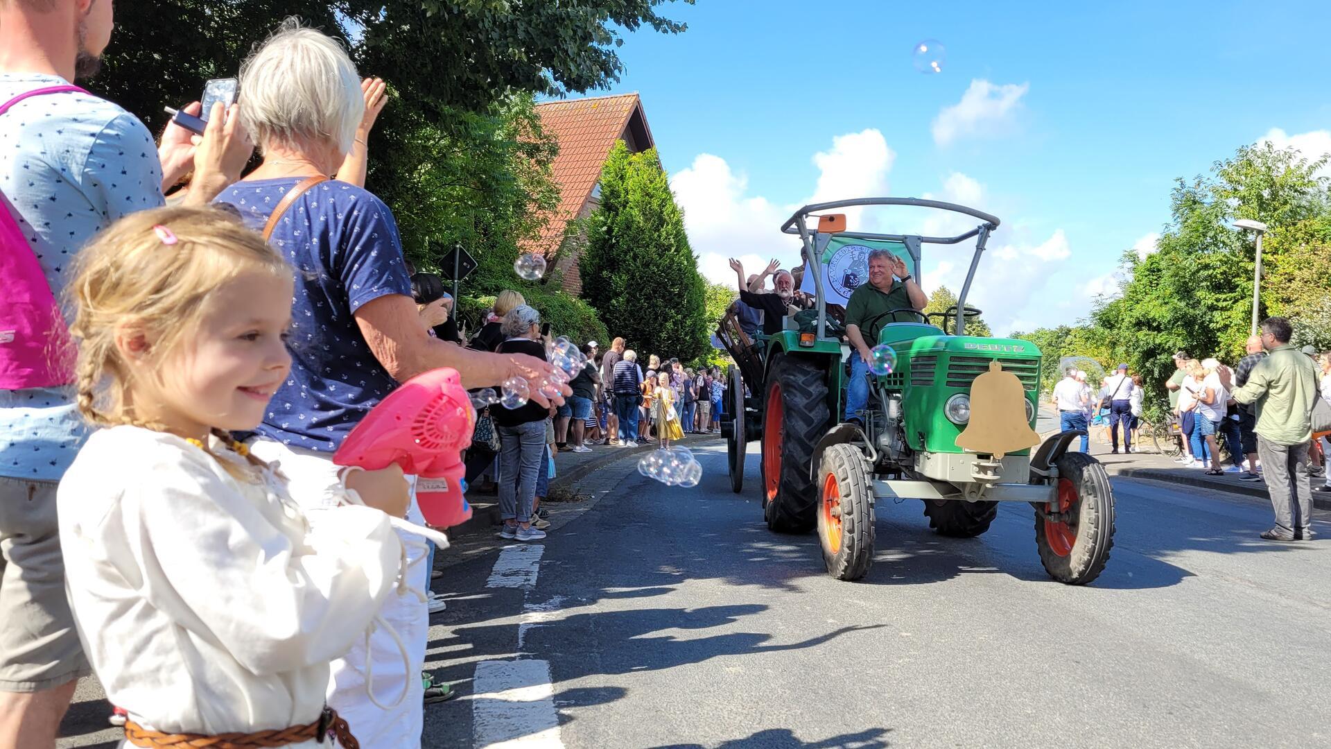 Zuschauerin Heidi hat sich für den historischen Festumzug durch Mulsum etwas Besonderes ausgedacht. Im Gegenzug für die Bonbons von den Festwagen gibt es von ihr jede Menge Seifenblasen.