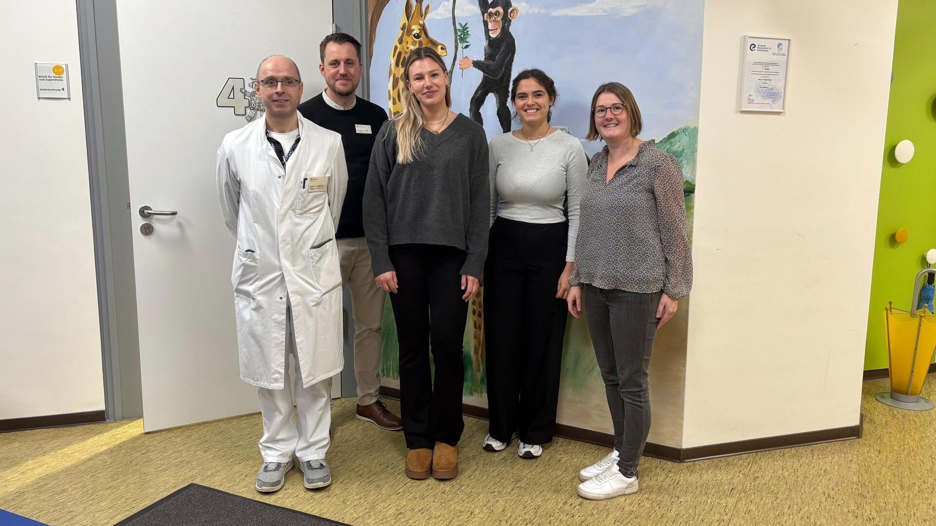 Zwei Medizinstipendiatinnen (Mitte) im Landkreis Rotenburg beim Besuch des Agaplesion-Diakonieklinikums in Rotenburg. Rechts Raphaela Vink vom Gesundheitsamt des Landkreises.