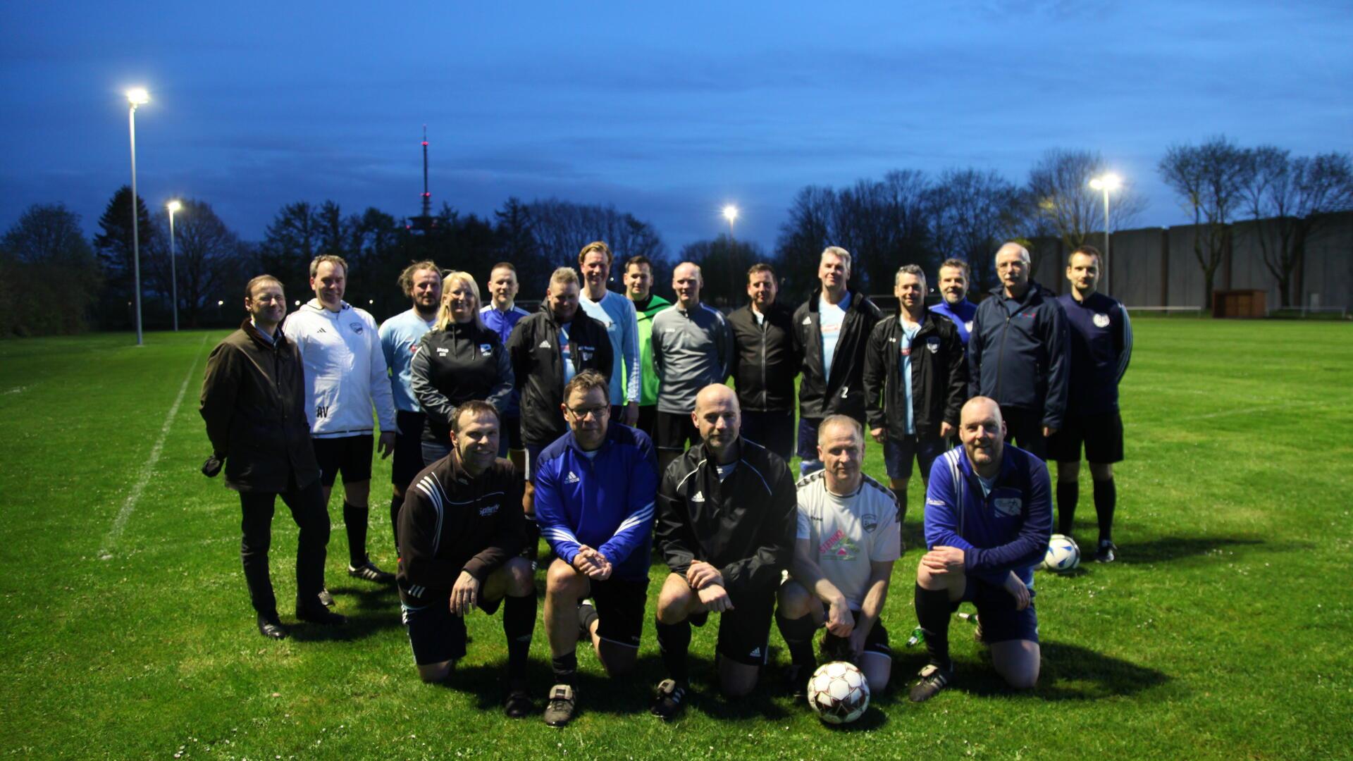 Zwei Teams aus Freunden des Vereins und ehemaligen Spielern traten in einem Freundschaftsspiel gegeneinander an.