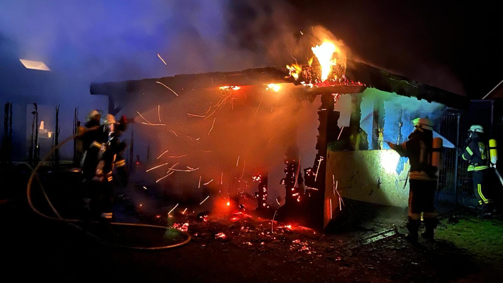 Zwei Trupps unter Atemschutz bekämpfen den Brand in Schiffdorf.