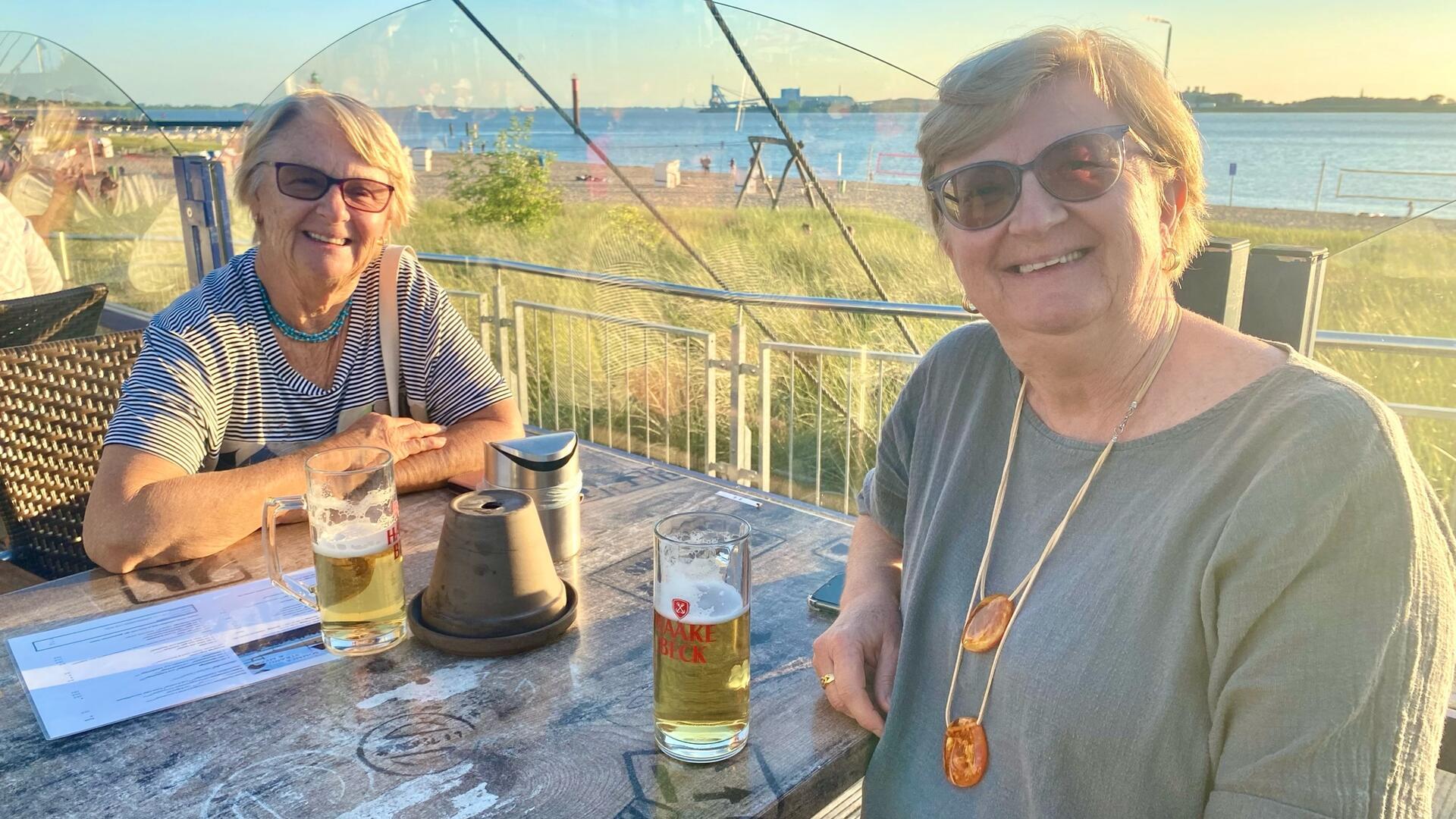 Zwei brasilianische Seniorinnen sind "süchtig" nach Deich und maritimem Flair: Karin Bläse und ihre Schwester Dorly jetten zwischen der deutschen Kolonie Santa Catarina und ihrer zweiten Heimat Bremerhaven ständig hin und her.