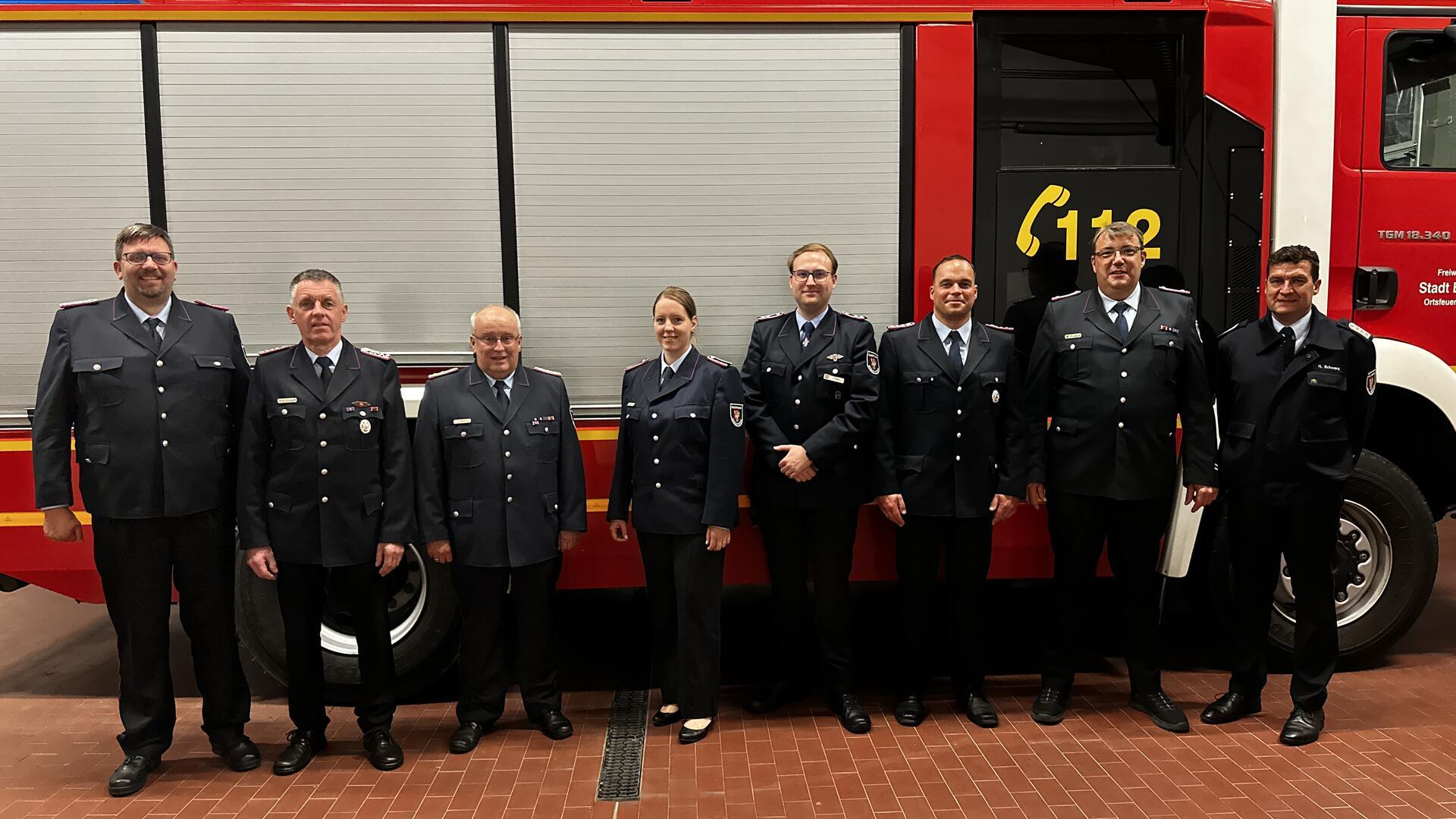 Zweiter stellvertretender Stadtbandmeister Holger Burfeindt (von links), Hans-Hermann Eckhoff, Melanie Wieckhorst, Aaron Kück, Daniel Steffens, erster stellvertretender Stadtbrandmeister Martin Borchers sowie Stadtbrandmeister Nils Schwarz nach der Stadtkommandositzung.