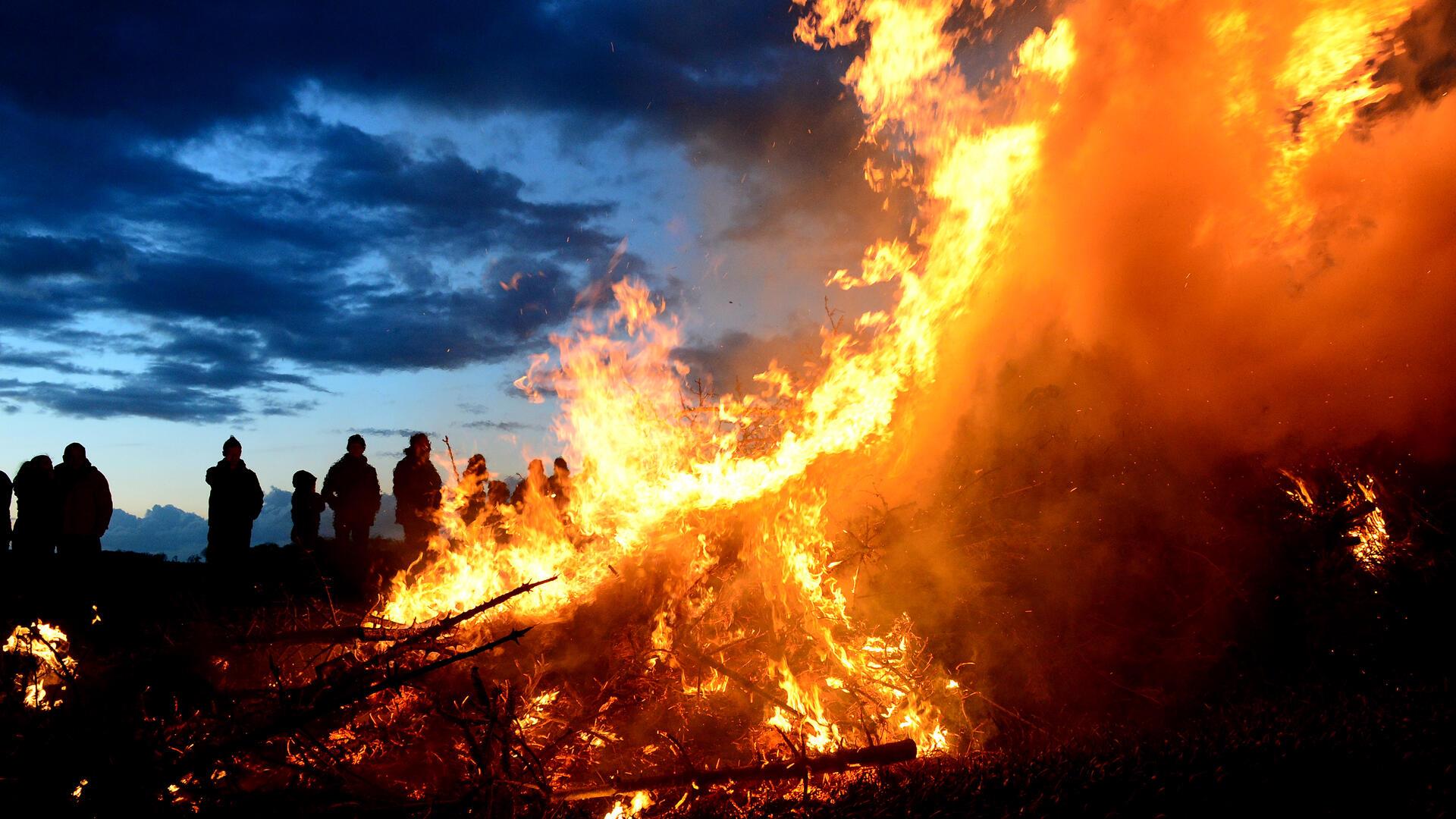 Zwischen Feuer und Zuschauer muss ein ausreichender Sicherheitsabstand eingehalten werden. Alkoholisierte Personen haben am Feuer nichts zu suchen.