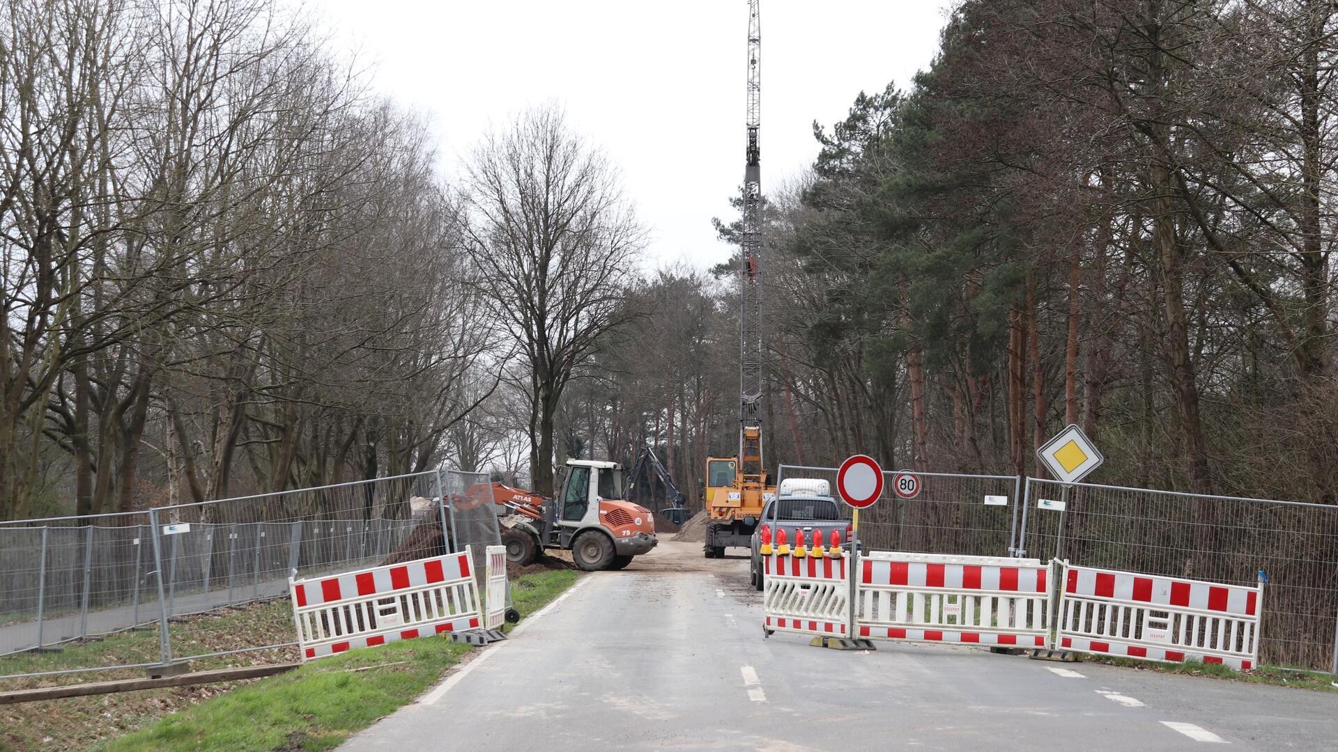 Baufahrzeuge stehen auf einer Baustelle.