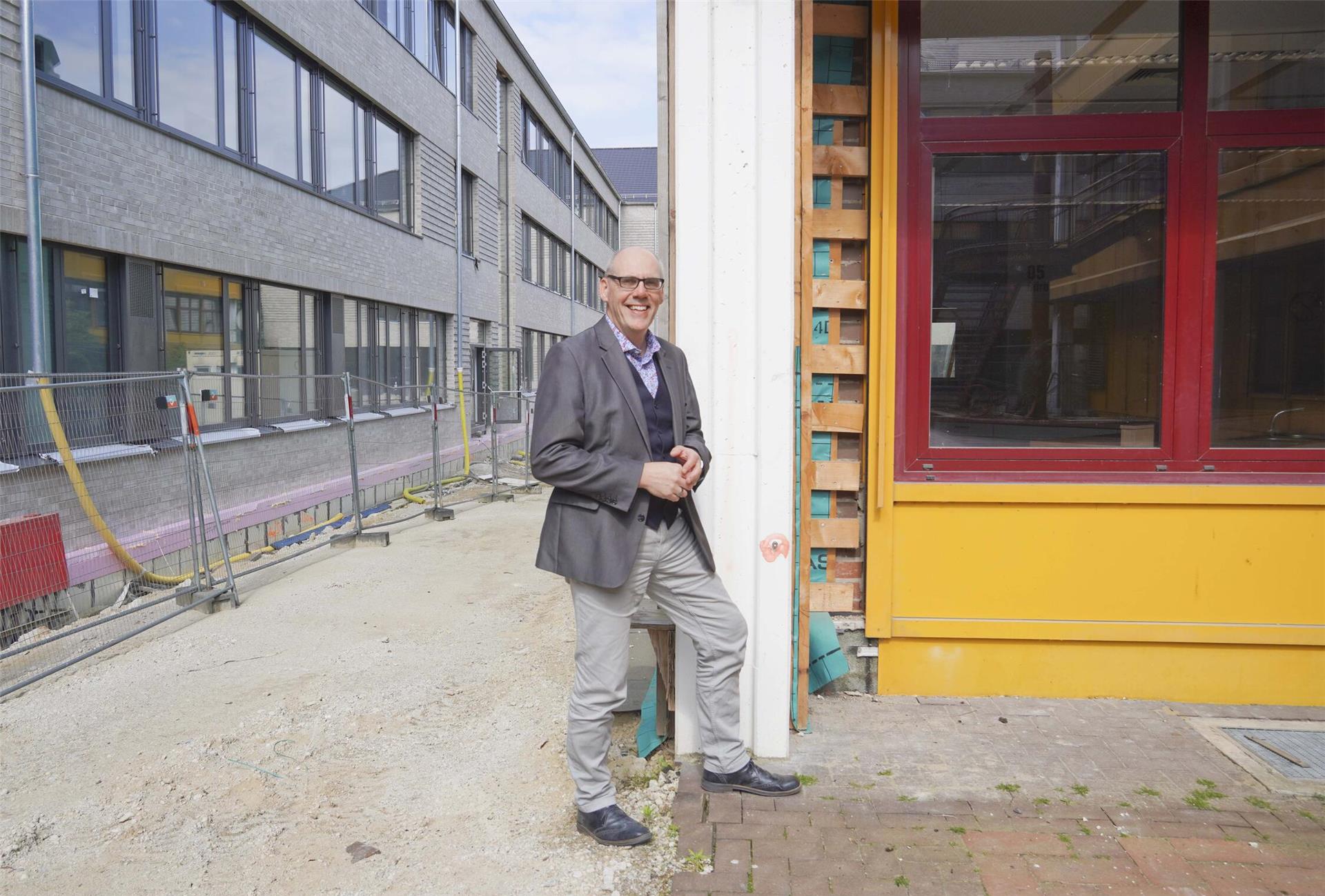 Zwischen Veränderung und Kontinuität: Lars Leminski, der bislang kommissarisch im Amt war, ist nun auch offiziell Schulleiter der Berufsbildenden Schulen Bremervörde. Diese steht wenige Monate vor dem Umzug vom Altbau (rechts) in den millionenschweren Neubau (links). 