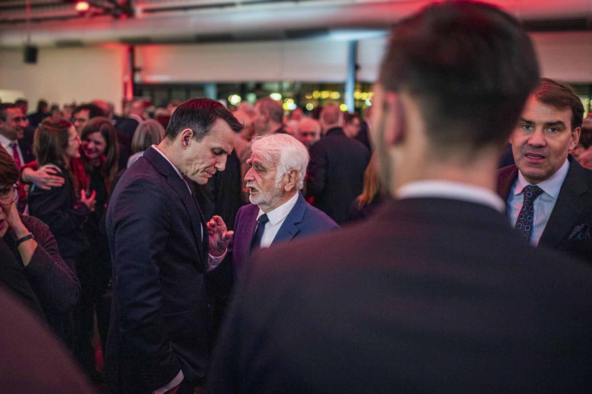 Zwischen den Gästen entstehen anregende Gespräche – ein Abend voller neuer Impul...