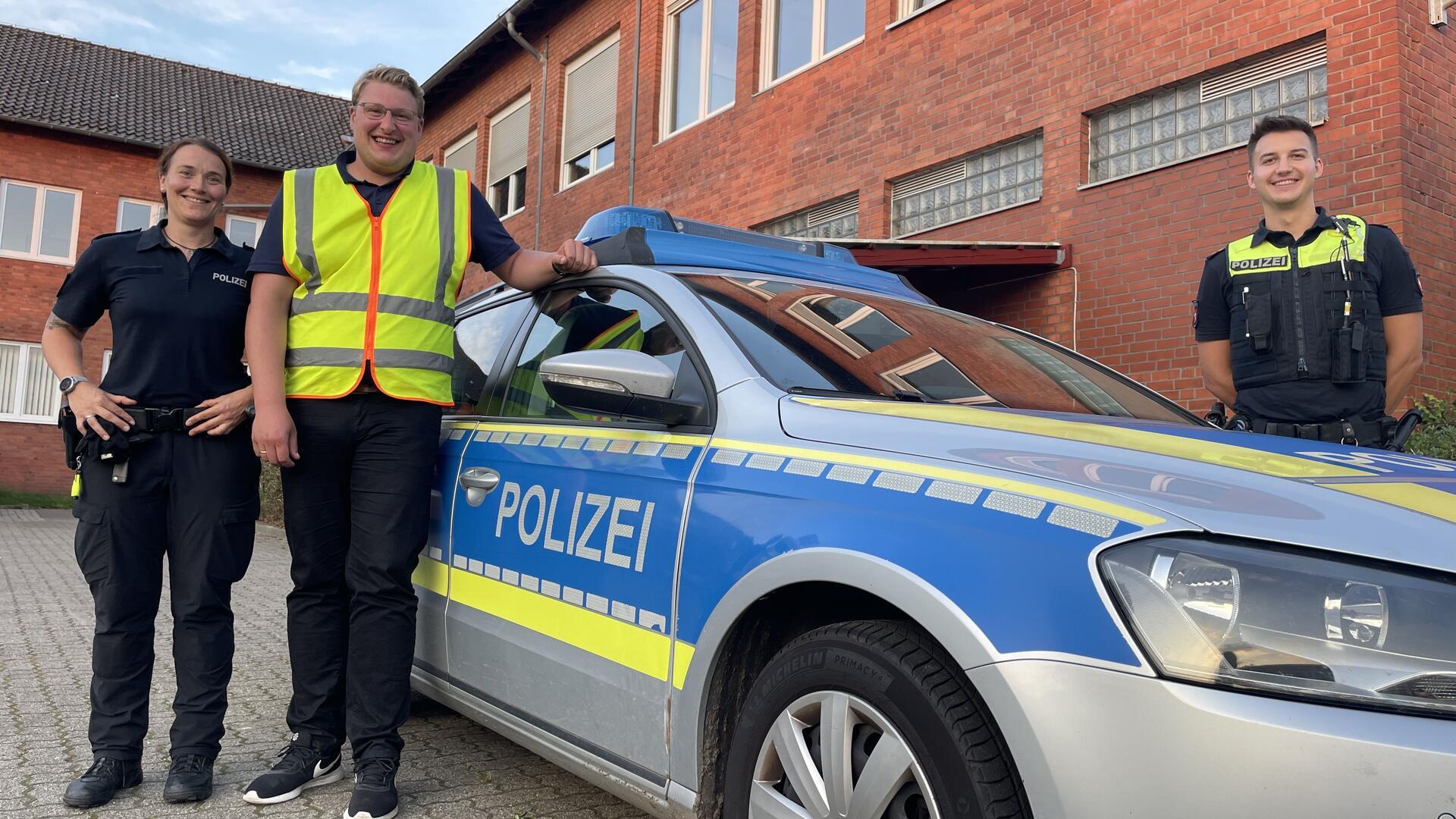 Zwölf Stunden war Henrik Wärner (mit gelber Weste) als Praktikant mit den Kollegen der Polizei Schiffdorf unterwegs, beim DRK-Rettungsdienst waren es sogar 24 Stunden.