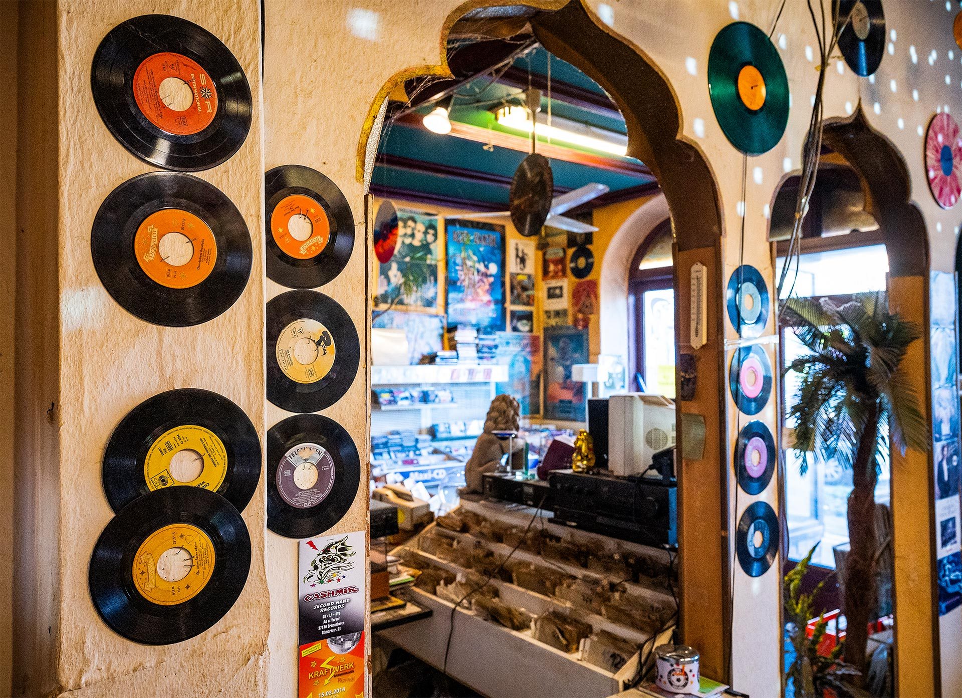 Schallplatten umrahmen als Deko an der Wand eine Tür.